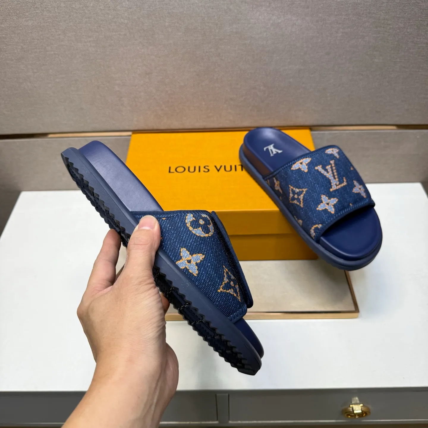 ⬛️Men's shoes 💰p320 [LV～] Men's casual slippers 2025z cabinet sales simultaneously 🔶Size: 38-44 #️⃣ 🔷2 colors🔜The upper is made of multi-material splicing➕Genuine leather lining, comfortable and breathable, sole: original comfortable and wear-resistant outsole, ⚠️Real shot📱Photographed🎬The real thing is better📢📢📢